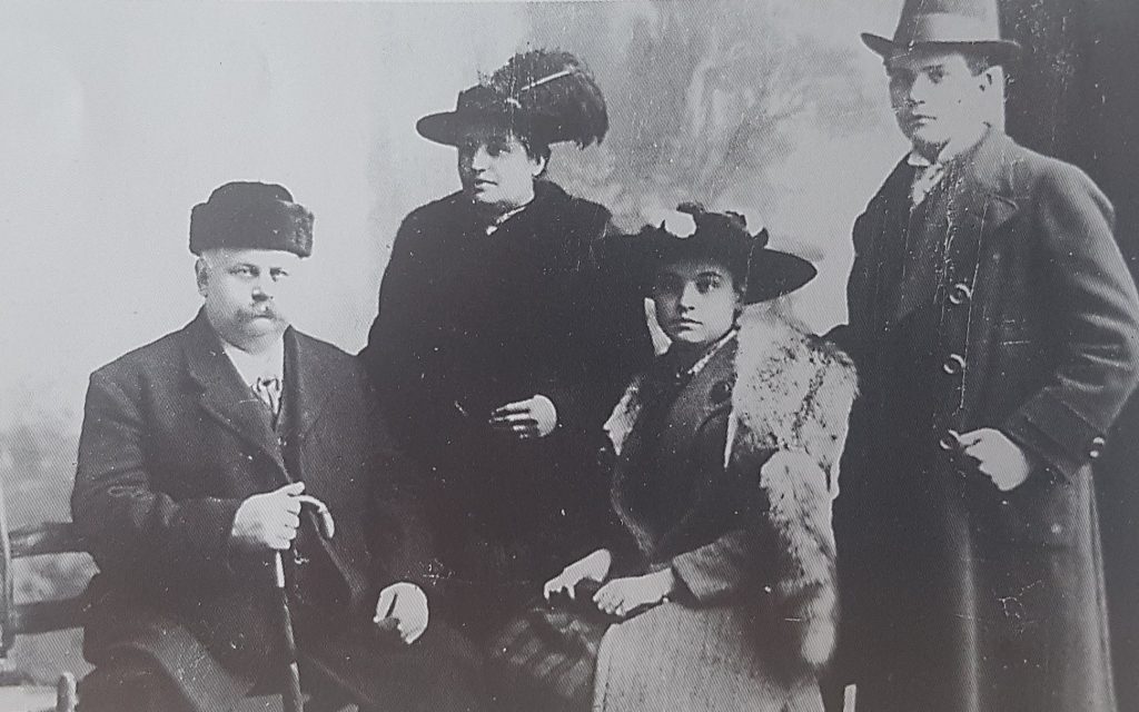 Ein historisches Schwarz-Weiß-Foto zeigt Maria Stadler sowie weitere Personen, vermutlich Familienangehörige.