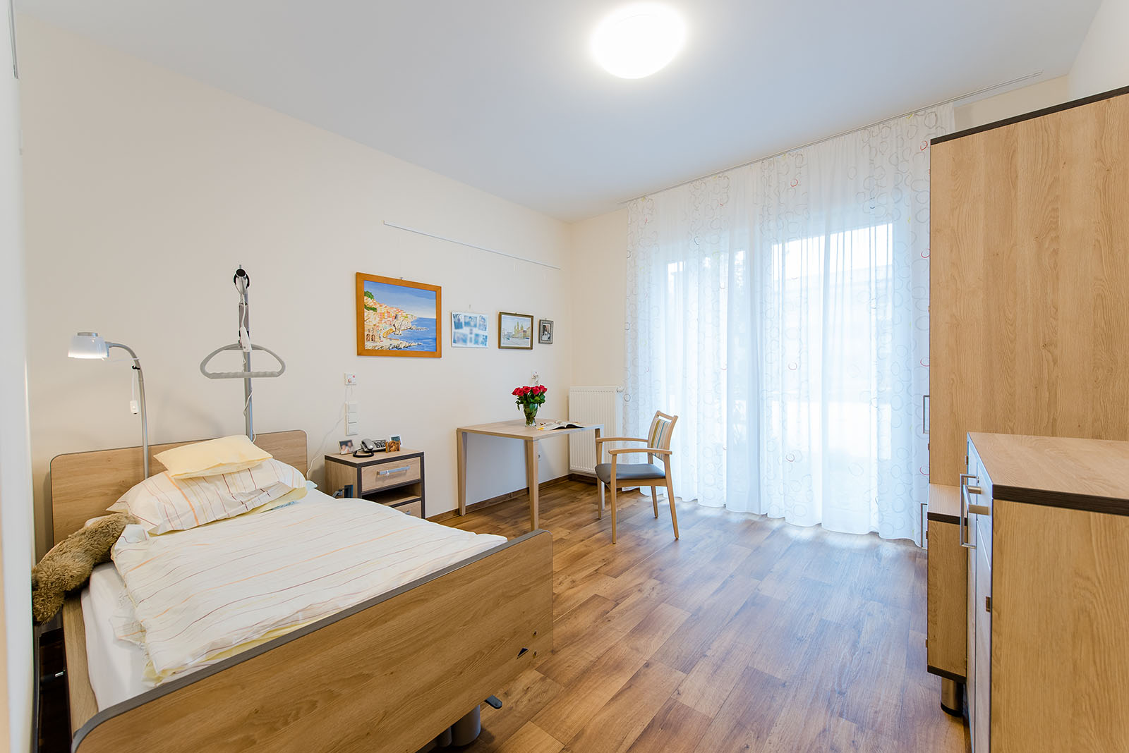 Das Foto zeigt ein Zimmer im Pflegeheim des Maria Stadler Haus.